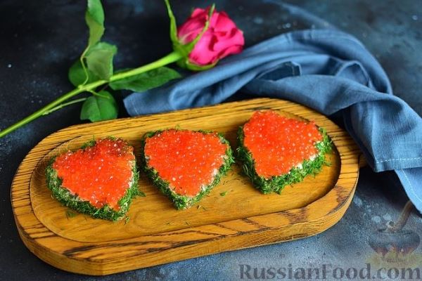 Бутерброды "Сердечки" с плавленым сыром и красной икрой