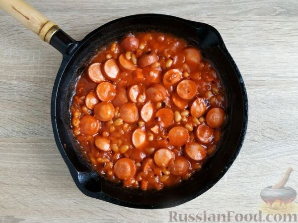 Фасоль с сосисками в томатном соусе