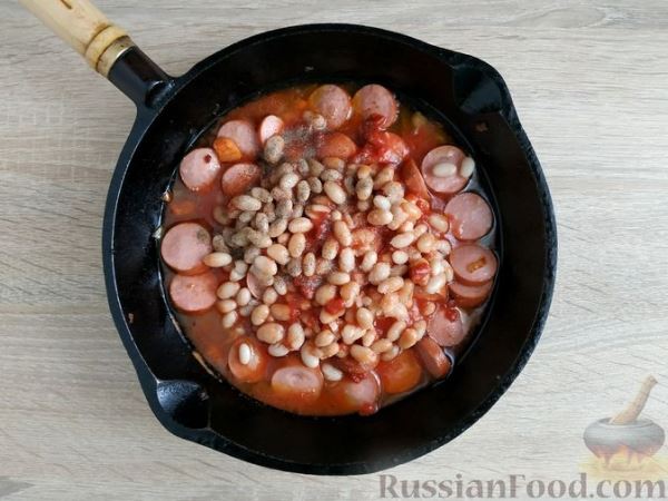 Фасоль с сосисками в томатном соусе
