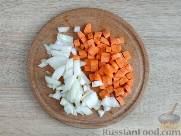 Куриное филе с зелёным горошком и морковью, тушенное в сметанном соусе