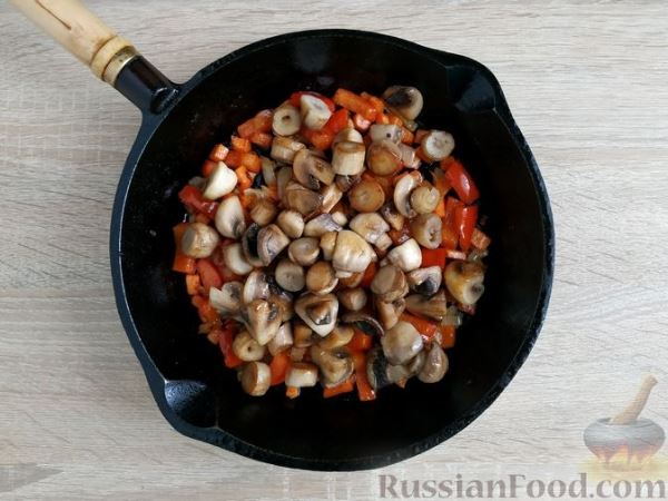 Кускус с грибами и овощами, на сковороде