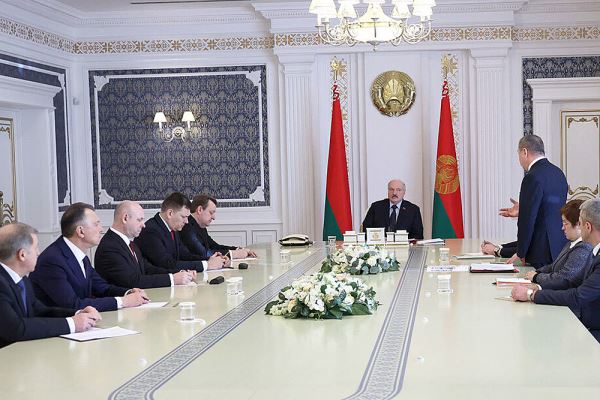 Лукашенко произвел кадровые назначения и сделал прогноз относительно "горячей войны"