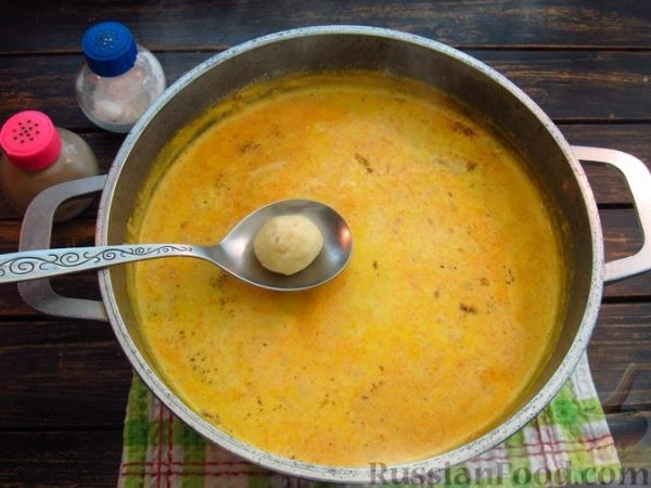 Несладкий молочный суп с картофельными клёцками и морковью