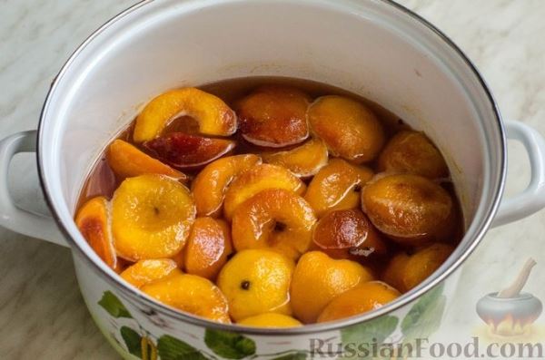 Персики в пряном винном сиропе (на зиму)