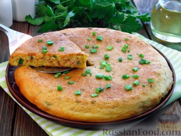 Пирог с рыбными консервами и зелёным луком (на сковороде)