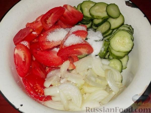 Салат из помидоров и огурцов