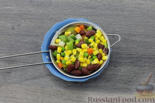 Салат из замороженных овощей с колбасой и картофелем