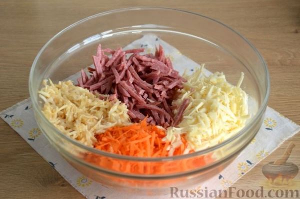 Салат с колбасой, жареным сельдереем, сыром и морковью