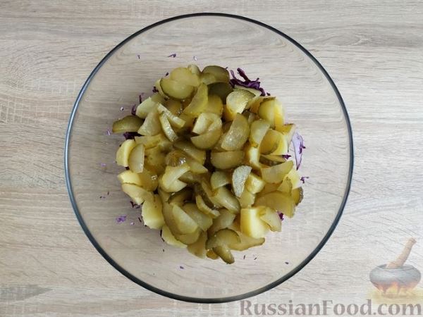 Картофельный салат с краснокочанной капустой, маринованными огурцами и зелёным горошком