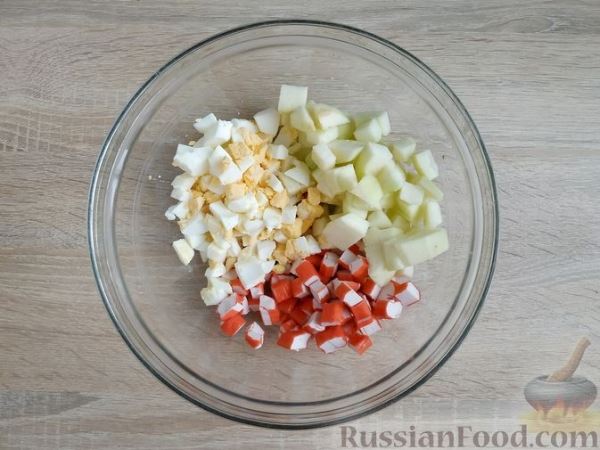 Крабовый салат с яблоком и сухариками