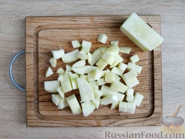 Крабовый салат с яблоком и сухариками