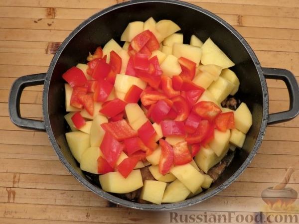 Рагу из говядины с картофелем, томатами и зелёным горошком