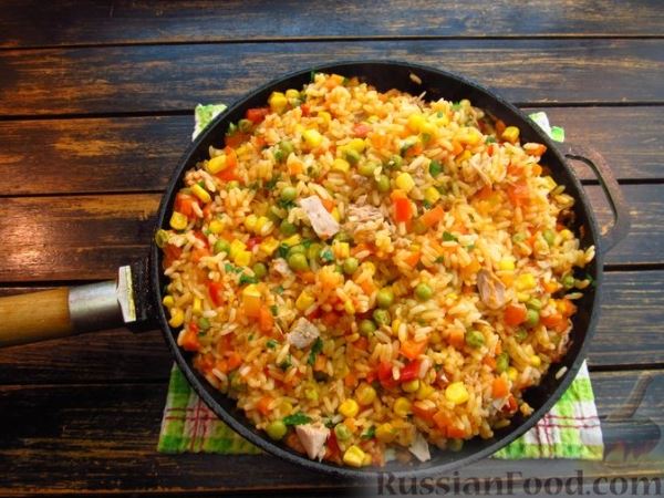 Рис с овощами и консервированным тунцом (на сковороде)