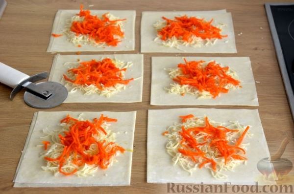 Сосиски в тесте фило с сыром и морковью по-корейски (в духовке)